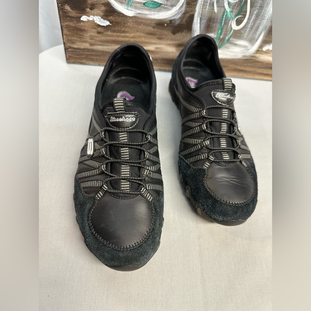 Skechers Ladies used size 7.5 No lace up, slip on.